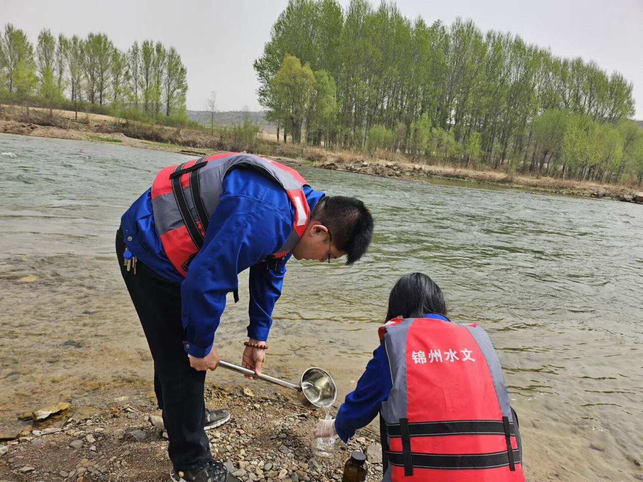 锦州水文局水环境监测室开展大凌河水质监测...