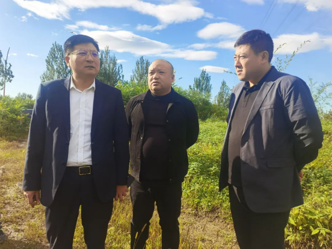 营口市老边区副区长卜凡勇开展河长巡河工作